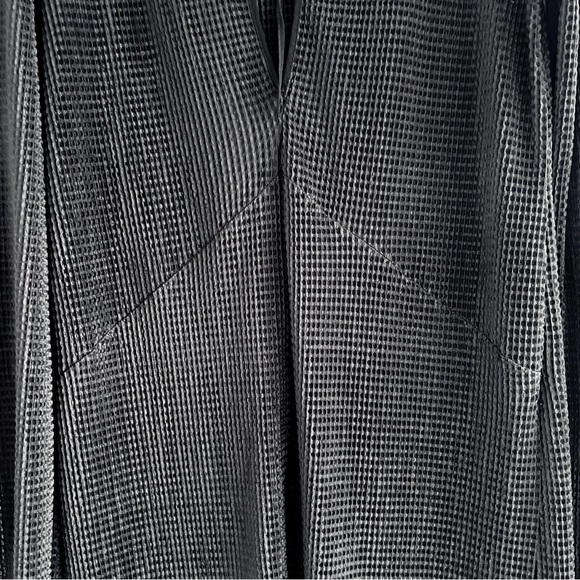 Flowy High Low Long Sleeve Tunic with Tie Up Chinese Keyhole Collar at the Back - Picture 9 of 16